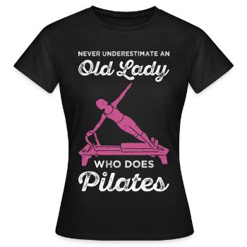 Unterschätze niemals eine alte Frau, die Pilates macht - Frauen T-Shirt - Schwarz - Vorne - AI Model Female 172 dark (172cm)