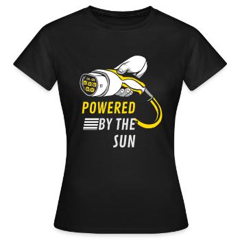 Mit Photovoltaik PV das Elektroauto aufladen - Frauen T-Shirt - Schwarz - Vorne - AI Model Female 172 dark (172cm)