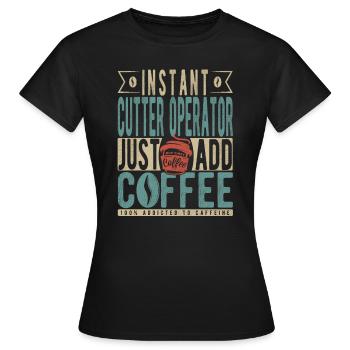 Instant-Cutter-Bediener Fügen Sie einfach Kaffee hinzu - Frauen T-Shirt - Schwarz - Vorne - AI Model Female 172 dark (172cm)