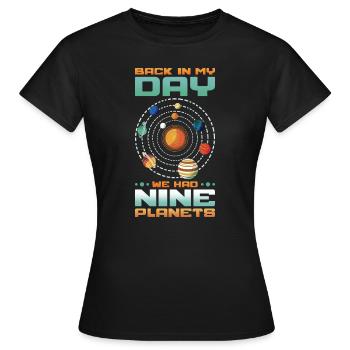 De retour à mon époque à observer les étoiles sur neuf planètes - T-shirt Femme - noir - Devant - AI Model Female 172 dark (172cm)