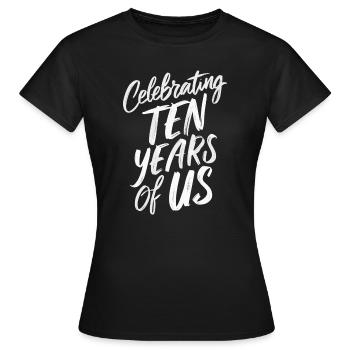 Feiere Zehn Jahre Von Uns 10. Hochzeitstag - Frauen T-Shirt - Schwarz - Vorne - AI Model Female 172 dark (172cm)