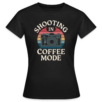 Fotograf Im Kaffeemodus Shooting In Coffee Mode - Frauen T-Shirt - Schwarz - Vorne - AI Model Female 172 dark (172cm)