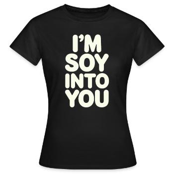 Ich Bin Soja In Dich Verliebt Vegan Vegetarian - Frauen T-Shirt - Schwarz - Vorne - AI Model Female 172 dark (172cm)