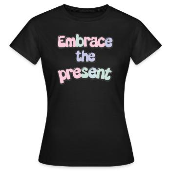 Inspiration: Umarme Die Gegenwart Zitat - Frauen T-Shirt - Schwarz - Vorne - AI Model Female 172 dark (172cm)