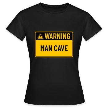 Avertissement : Man Cave - T-shirt Femme - noir - Devant - AI Model Female 172 dark (172cm)