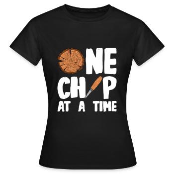 Sculpture sur bois brillant sur bois - T-shirt Femme - noir - Devant - AI Model Female 172 dark (172cm)
