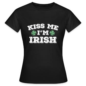 Kiss Me Ich bin Ire - Frauen T-Shirt - Schwarz - Vorne - AI Model Female 172 dark (172cm)