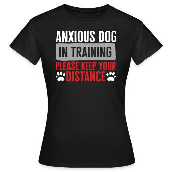 Chemise de chien d’assistance, chien anxieux en formation s’il vous plaît - T-shirt Femme - noir - Devant - AI Model Female 172 dark (172cm)