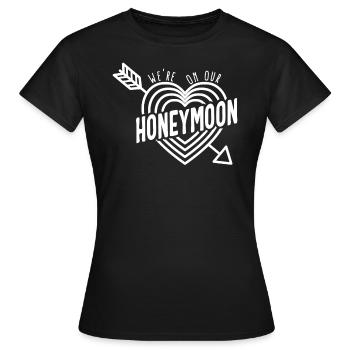 Chemise de lune de miel, nous sommes sur notre lune de miel Tee, cadeau - T-shirt Femme - noir - Devant - AI Model Female 172 dark (172cm)