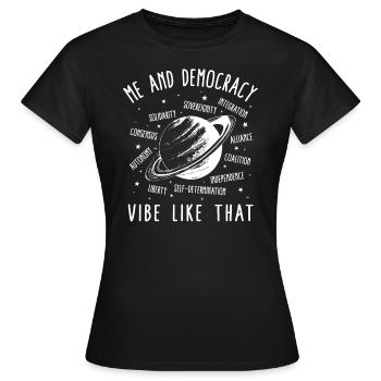 Politik-Shirt, Ich Und Demokratie Vibe So - Frauen T-Shirt - Schwarz - Vorne - AI Model Female 172 dark (172cm)