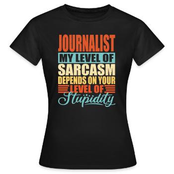 Journalist sarkasmus Lustiger Journalist - Frauen T-Shirt - Schwarz - Vorne - AI Model Female 172 dark (172cm)