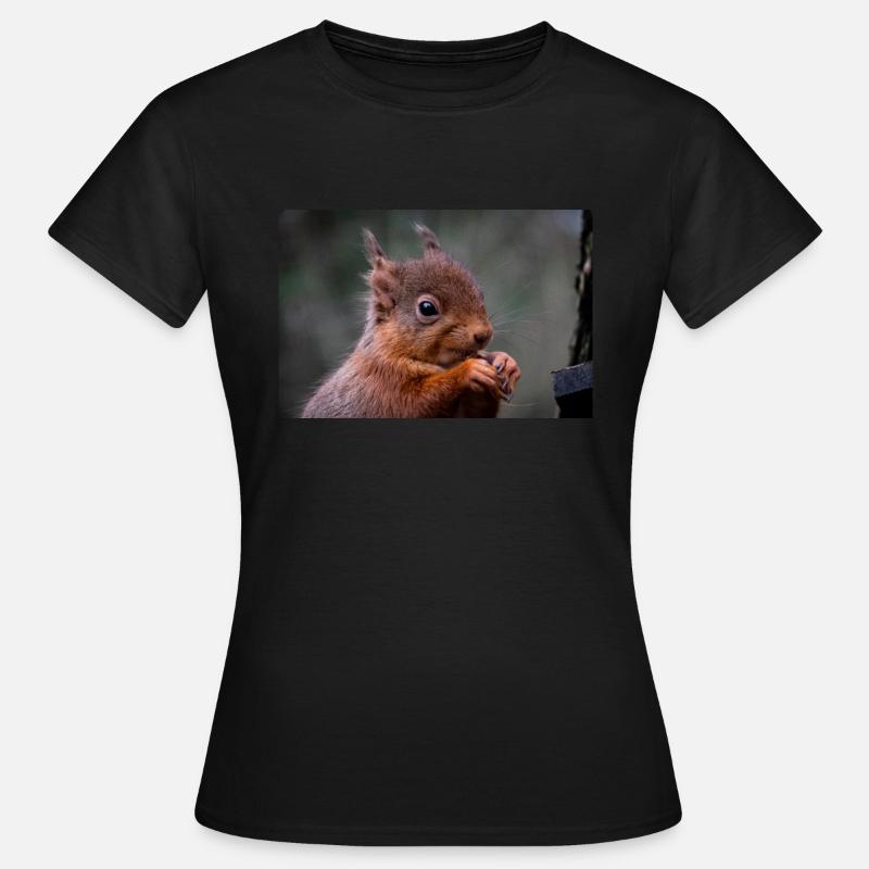 Red squirrel eating close up - Women's T-Shirt - black