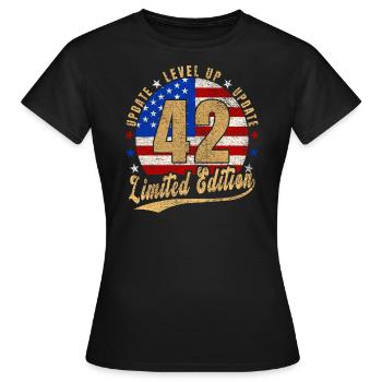 Mise à jour Level Up 42 Years Limited Edition USA - T-shirt Femme - noir - Devant - AI Model Female 172 dark (172cm)