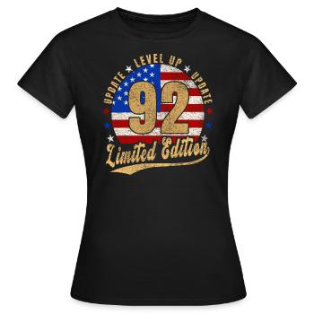 Mise à jour Level Up 92 Years Limited Edition USA - T-shirt Femme - noir - Devant - AI Model Female 172 dark (172cm)