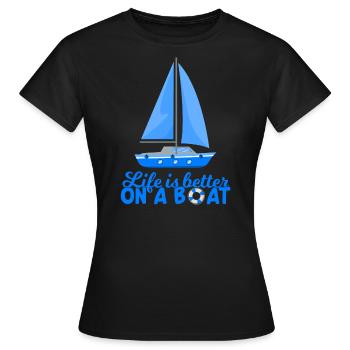 Life Is Better On A Boat Segelboot Spruch Geschenk - Frauen T-Shirt - Schwarz - Vorne - AI Model Female 172 dark (172cm)