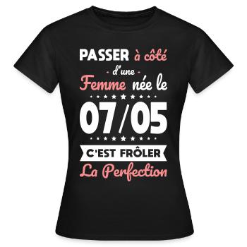 Anniversaire - Née le 7 Mai Frôler perfection - T-shirt Femme - noir - Devant - AI Model Female 172 dark (172cm)