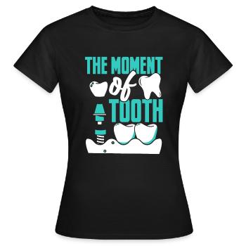 Le moment du laboratoire dentaire dentaire Laboratoire dentaire - T-shirt Femme - noir - Devant - AI Model Female 172 dark (172cm)
