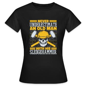 Unterschätze niemals einen alten Mann mit Vorschlaghammer - Frauen T-Shirt - Schwarz - Vorne - AI Model Female 172 dark (172cm)