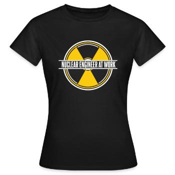 Ingénieur nucléaire au travail Énergie Uranium Nucléaire - T-shirt Femme - noir - Devant - AI Model Female 172 dark (172cm)
