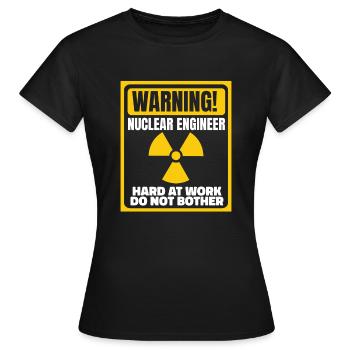 Au travail, ne vous souciez pas de l’énergie Uranium Nucléaire - T-shirt Femme - noir - Devant - AI Model Female 172 dark (172cm)
