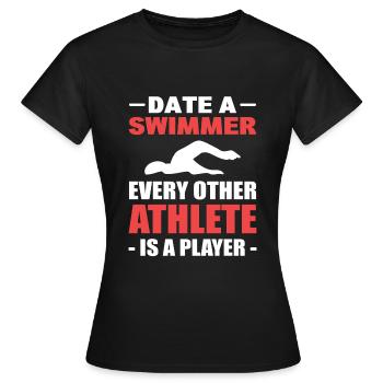 Lustiger Schwimmer Schwimmlehrer - Frauen T-Shirt - Schwarz - Vorne - AI Model Female 172 dark (172cm)