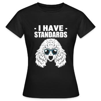 I Have Standards Hundewanderer - Frauen T-Shirt - Schwarz - Vorne - AI Model Female 172 dark (172cm)