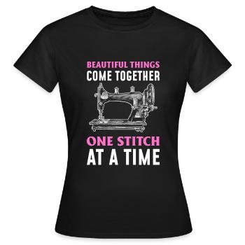 Nähmaschinenliebhaber Schneider - Frauen T-Shirt - Schwarz - Vorne - AI Model Female 172 dark (172cm)