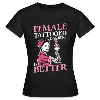 Female Tattooed Barbers Do It Better Hairdresser - Frauen T-Shirt - Schwarz - Vorne - AI Model Female 172 dark (172cm)