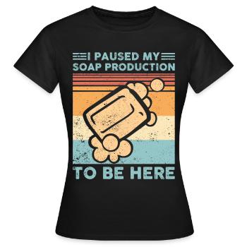 Fabricant de savon amusant - T-shirt Femme - noir - Devant - AI Model Female 172 dark (172cm)