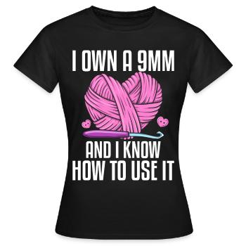 Häkeln Stricken Yarn Lover 9mm Ich weiß, wie man e - Frauen T-Shirt - Schwarz - Vorne - AI Model Female 172 dark (172cm)