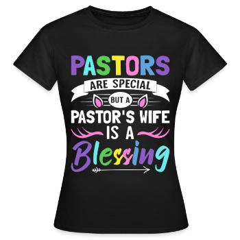 Die Frau eines Pastors ist ein Segen Kirchenführer - Frauen T-Shirt - Schwarz - Vorne - AI Model Female 172 dark (172cm)