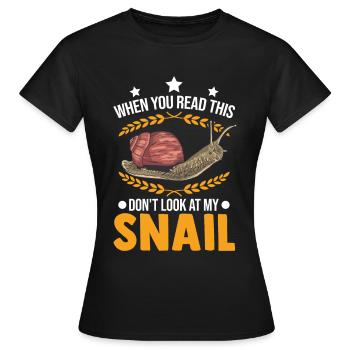 Schnecke Geschenk Weinbergschnecke - Frauen T-Shirt - Schwarz - Vorne - AI Model Female 172 dark (172cm)