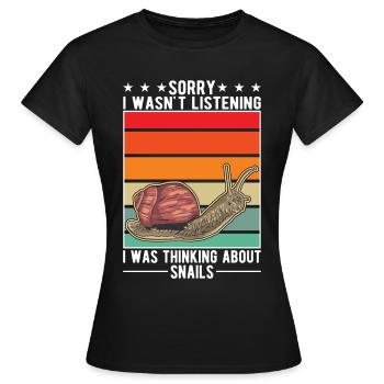 Schnecke Geschenk Weinbergschnecke - Frauen T-Shirt - Schwarz - Vorne - AI Model Female 172 dark (172cm)