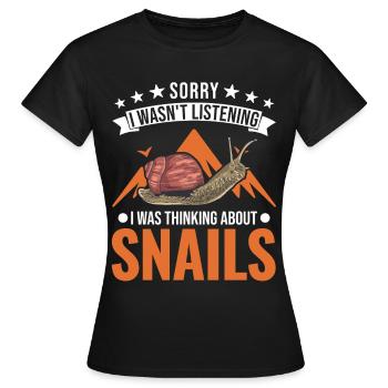 Schnecke Geschenk Weinbergschnecke - Frauen T-Shirt - Schwarz - Vorne - AI Model Female 172 dark (172cm)