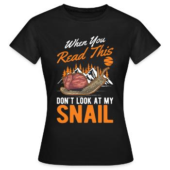 Schnecke Geschenk Weinbergschnecke - Frauen T-Shirt - Schwarz - Vorne - AI Model Female 172 dark (172cm)