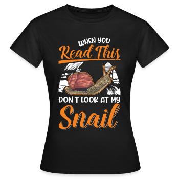 Schnecke Geschenk Weinbergschnecke - Frauen T-Shirt - Schwarz - Vorne - AI Model Female 172 dark (172cm)