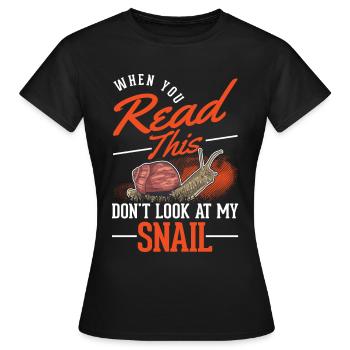 Schnecke Geschenk Weinbergschnecke - Frauen T-Shirt - Schwarz - Vorne - AI Model Female 172 dark (172cm)