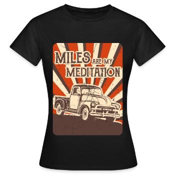 MILES ARE MY MEDITATION US Pickup Oldtimer US Car - Frauen T-Shirt - Schwarz - Vorne - AI Model Female 172 dark (172cm)