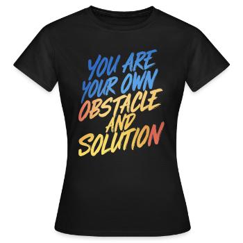 DU BIST DEIN EIGENES HINDERNIS UND DEINE EIGENE LÖSUNG - Frauen T-Shirt - Schwarz - Vorne - AI Model Female 172 dark (172cm)