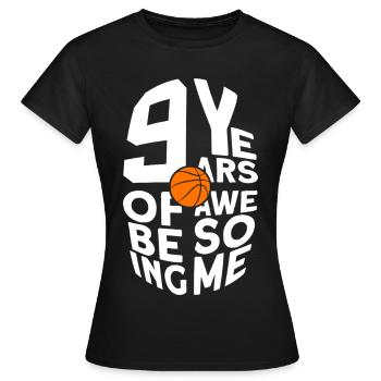 9 ANS À ÊTRE UN BASKET GÉNIAL 9. - T-shirt Femme - noir - Devant - AI Model Female 172 dark (172cm)