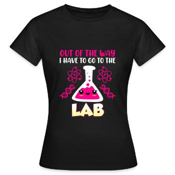 Le sort des laborantins je dois aller au labo - T-shirt Femme - noir - Devant - AI Model Female 172 dark (172cm)