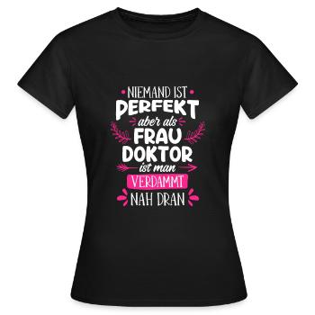 Fast perfekt Doktor 2022 Doktortitel - Frauen T-Shirt - Schwarz - Vorne - AI Model Female 172 dark (172cm)