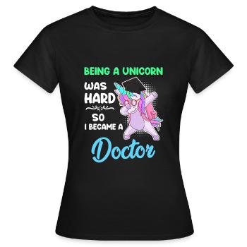 Docteur Licorne 2022 Doctorat Disputation - T-shirt Femme - noir - Devant - AI Model Female 172 dark (172cm)