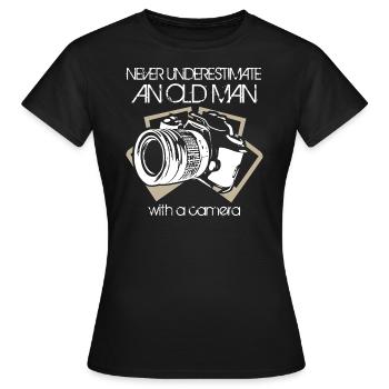 Never Underestimate An Old Man with a Camera - Frauen T-Shirt - Schwarz - Vorne - AI Model Female 172 dark (172cm)