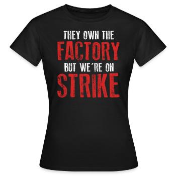 Ils sont propriétaires de l’usine mais nous sommes en grève - T-shirt Femme - noir - Devant - AI Model Female 172 dark (172cm)