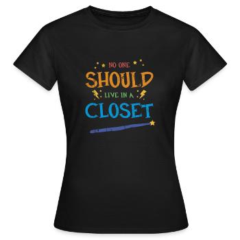 Niemand sollte in einem Schrank leben - LGBTQ Equality - Frauen T-Shirt - Schwarz - Vorne - AI Model Female 172 dark (172cm)