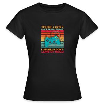 Du hast Glück, dass ich einen Auftritt hatte, den ich normalerweise nicht habe - Frauen T-Shirt - Schwarz - Vorne - AI Model Female 172 dark (172cm)