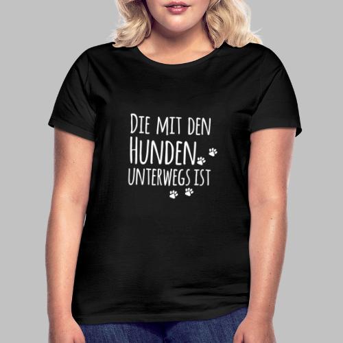 DIE MIT DEN HUNDEN UNTERWEGS IST - Hundepfoten - Frauen T-Shirt