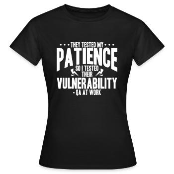 TESTEUR QA - Ils ont testé ma patience alors j’ai testé - T-shirt Femme - noir - Devant - AI Model Female 172 dark (172cm)