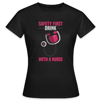 La sécurité d'abord - boire avec une infirmière - T-shirt Femme - noir - Devant - AI Model Female 172 dark (172cm)
